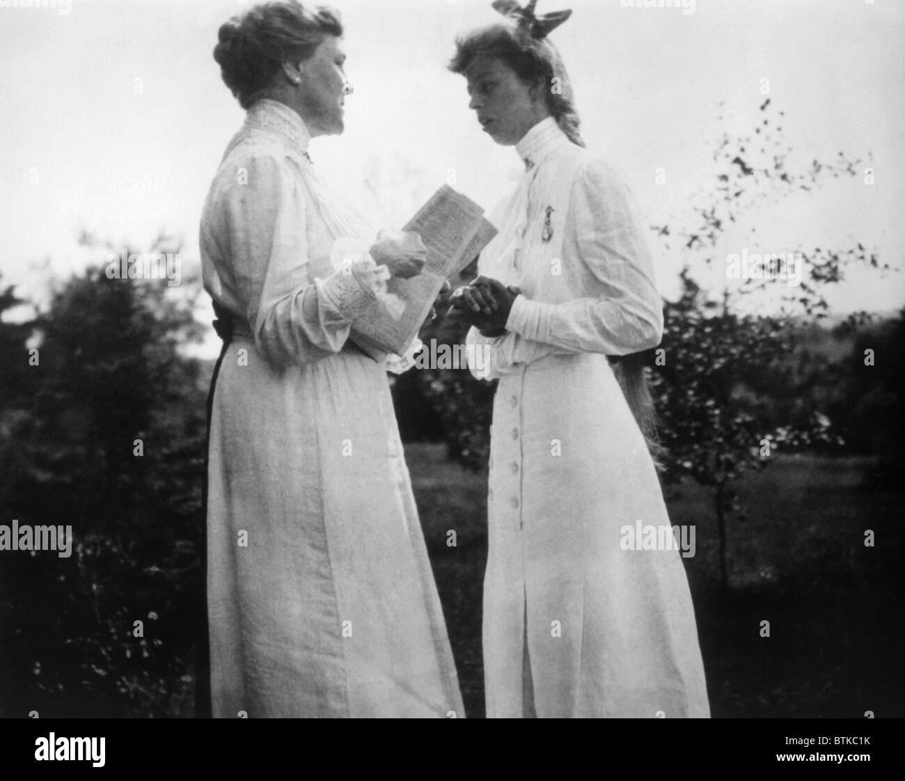 Eleanor Roosevelt (destro) nella sua graduazione foto, ca. 1904 Foto Stock