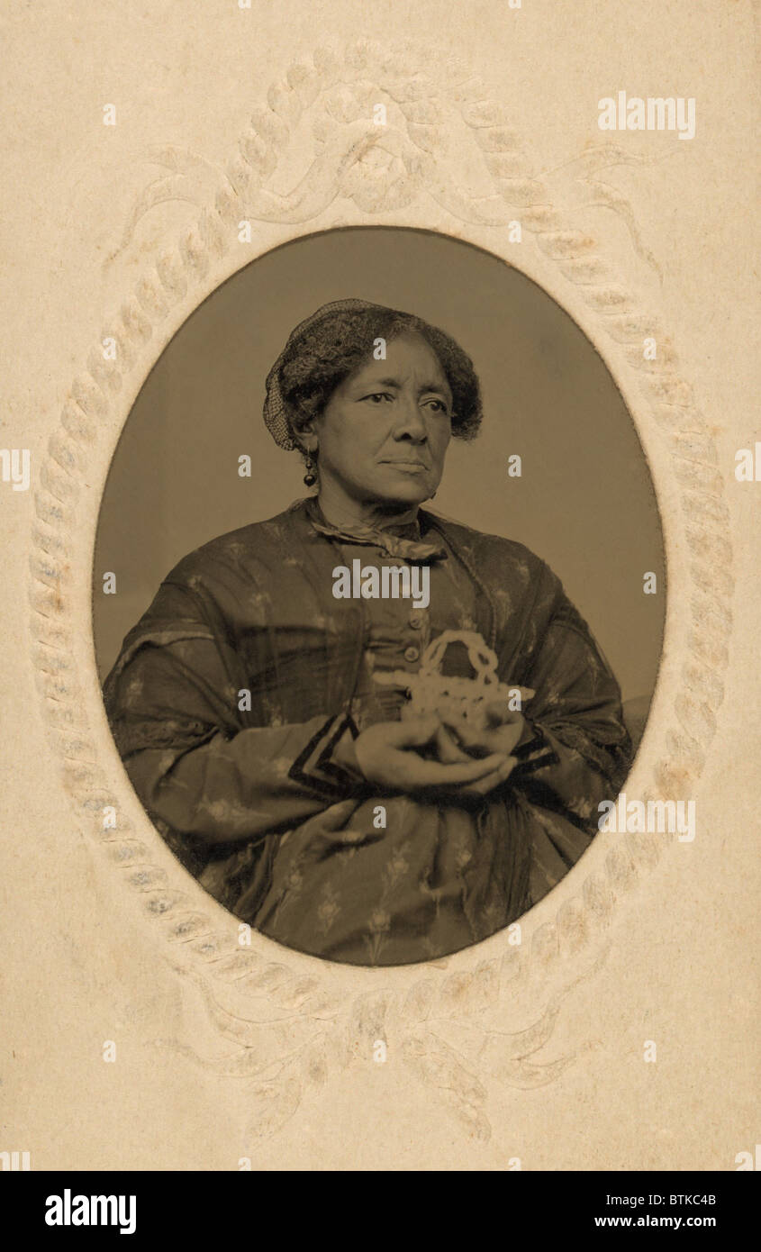 Ben vestito di mezza età, americano africano donne tenendo un cestello nel post Guerra civile era. Ca. 1870. Foto Stock