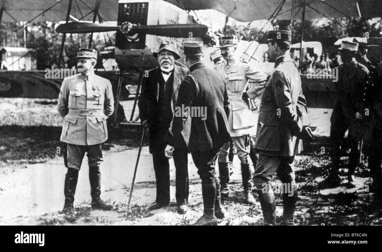 Il premier francese Georges Clemenceau (seconda a sinistra) visitando un campo di aviazione francese in prossimità della parte anteriore, 1917 Foto Stock