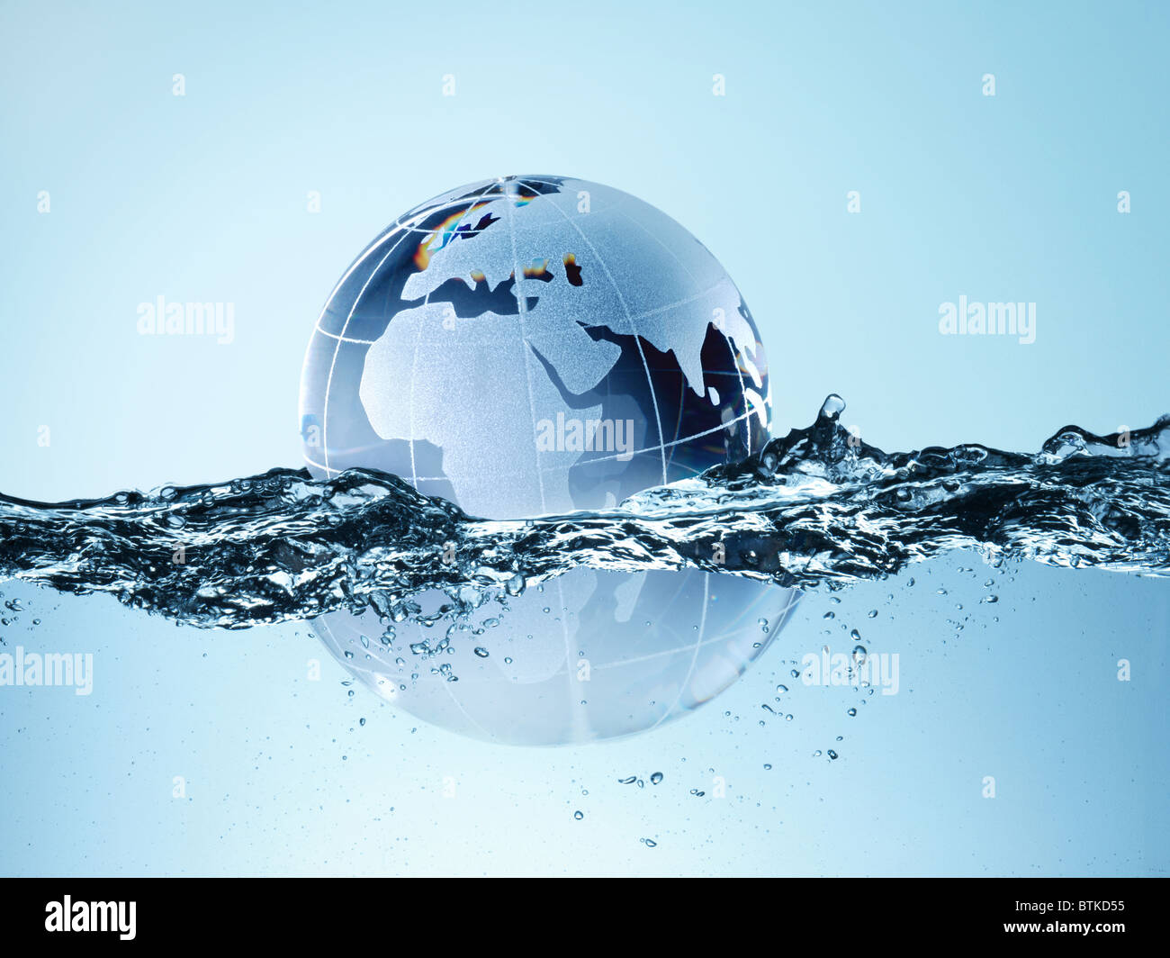 Un globo di vetro galleggiante in acqua Foto Stock