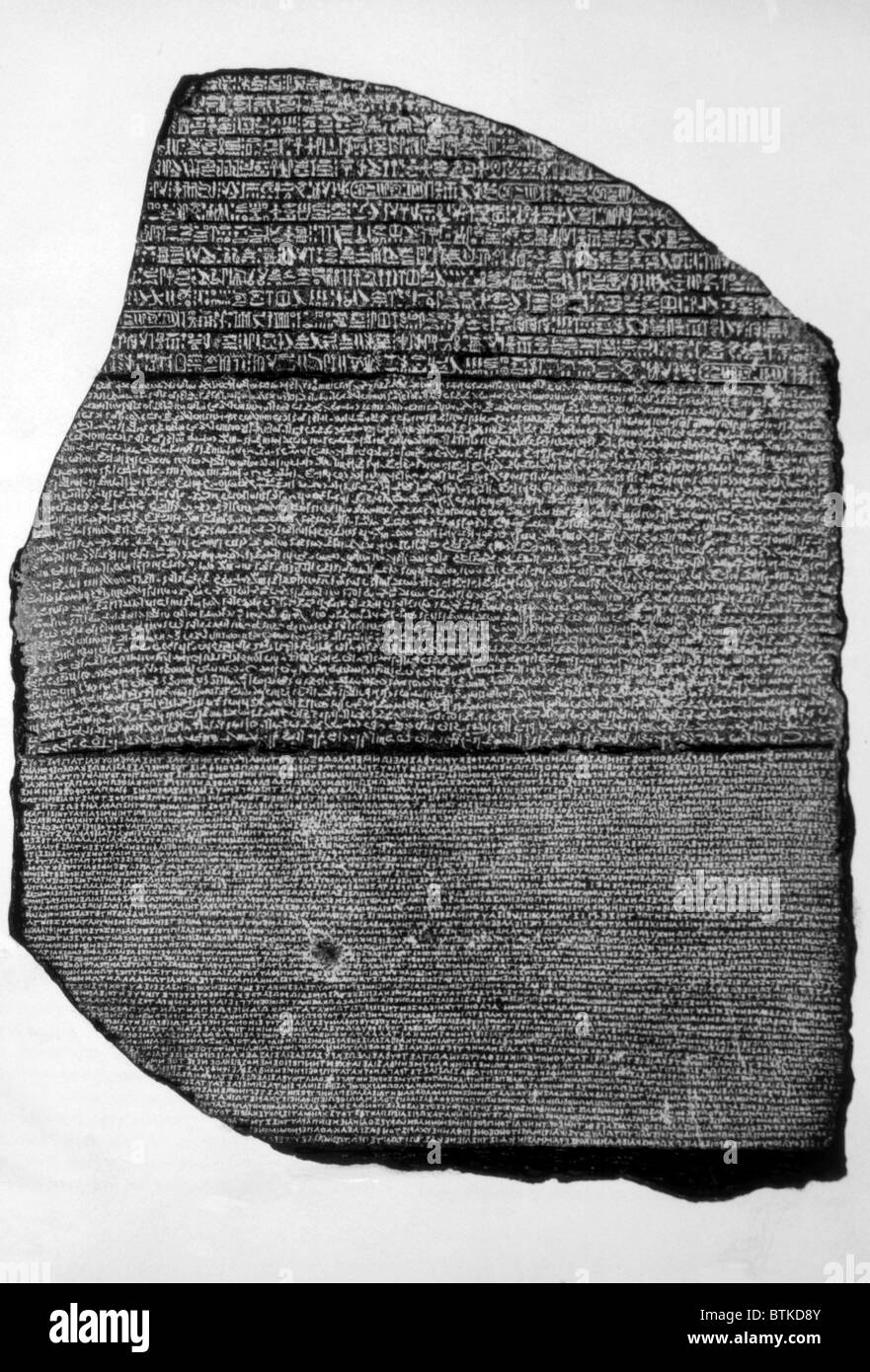 La Rosetta Stone, lastra di basalto inscritta da sacerdoti di Tolomeo V in geroglifici, demoniaco e greco, trovati da Napoleone i soldati nel 1799, dal British Museum Foto Stock