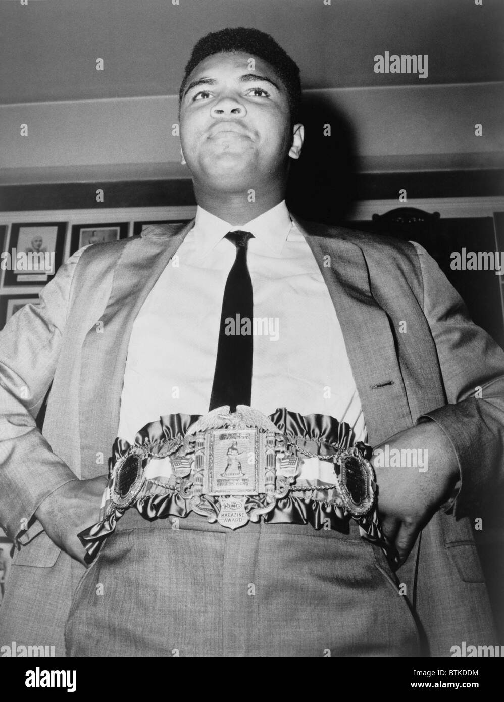 Muhammad Ali (b. 1942), visualizza il 24-carat placcato oro heavyweight championship cinghia sul Sett. 18 1964. Ha vinto la cinghia su Feb 25, 1964, dopo la sua vittoria su Sonny Liston. Foto Stock