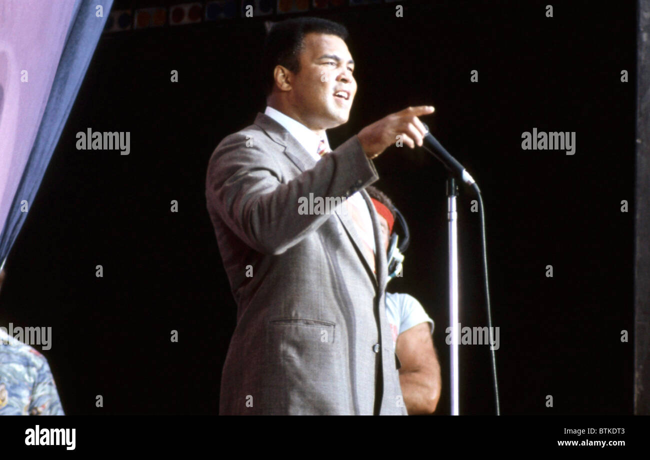 Muhammad Ali sul palco al concerto per Amnesty International, Giant Stadium di New Jersey, 15 giugno 1986, Foto Stock