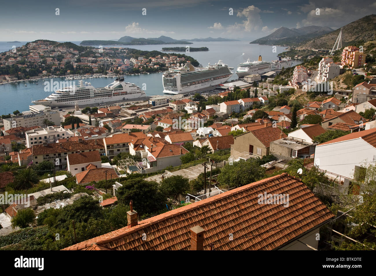 P & O NAVE DA CROCIERA Azura ormeggiato a Cefalonia in Grecia Foto Stock