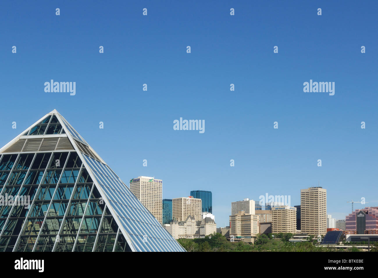 Edmonton skyline con la piramide di vetro presso il Conservatorio Muttart in primo piano - Edmonton, Alberta Foto Stock