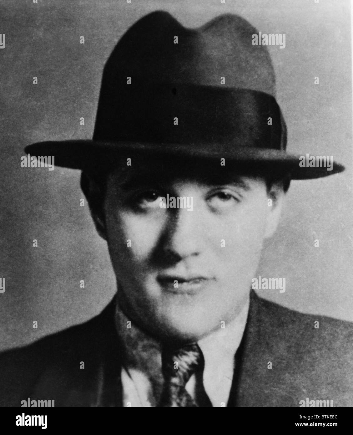 Benny 'Bugsy Siegel' (1906-1947), una partnership con Meyer Lanskey negli anni trenta del novecento, sviluppo di sostanze stupefacenti e gioco d'azzardo preoccupazioni sulla costa ovest. Warren Beatty giocato Seigel nel 1991 film BUGSY. Ca. 1930 mugshot. Foto Stock