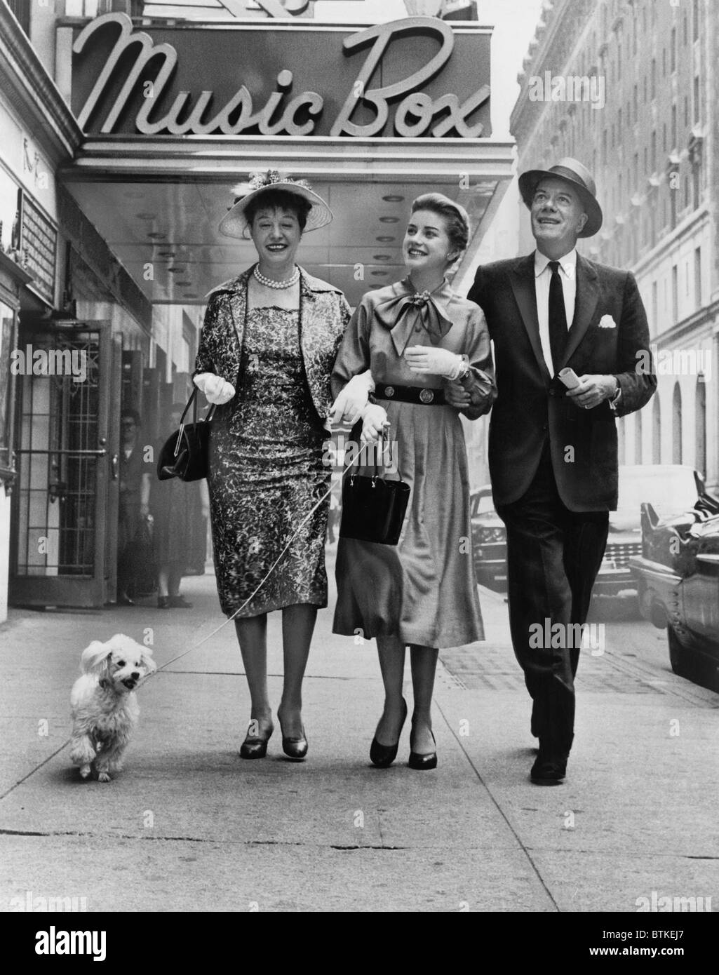 Cornelia Otis Skinner, Dolores Hart con il cane al guinzaglio e Cyril Ritchard, passeggiate al di fuori della scatola di musica teatro dove si sono Foto Stock