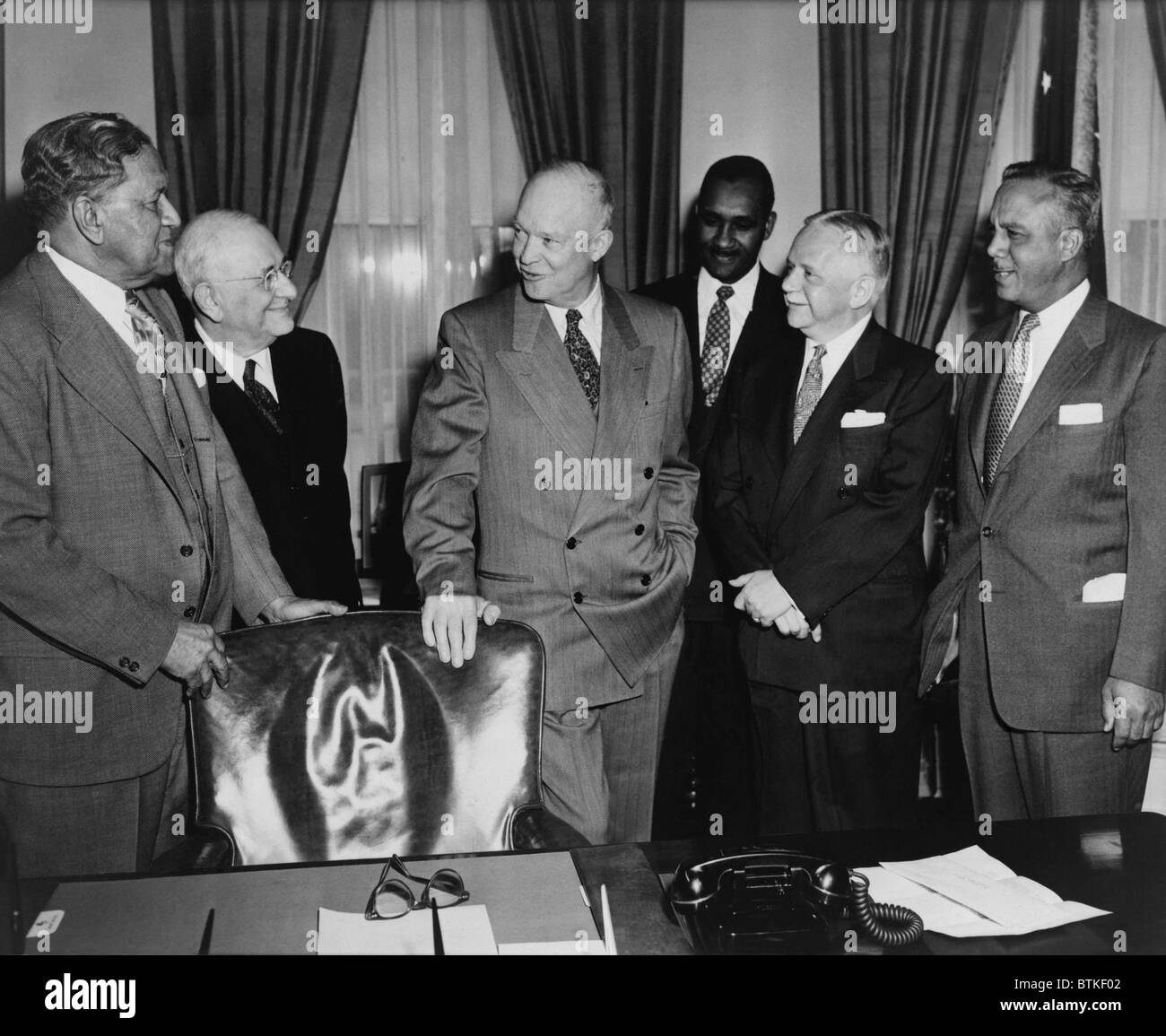 Dwight D. Eisenhower, incontro con i leader NAACP ca. 1954. Da sinistra a destra: Channing Tobias, Arthur Spingarn, Pres. Dwight Eisenhower, Clarence Mitchell, Walter bianco, e Teodoro Spaulding siete. Foto Stock