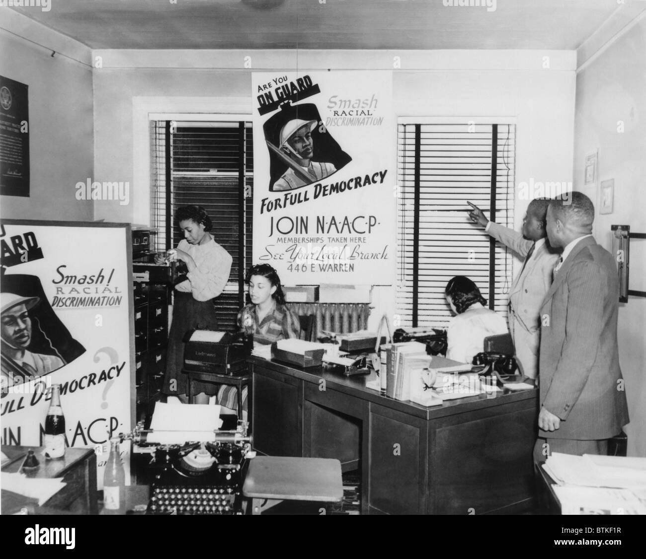 Vista interna del NAACP filiale a Detroit, Michigan, mostrando NAACP tesseramento poster picture un africano soldato americano. Durante la II Guerra Mondiale, afro-americani ha parlato di una "duplice vittoria", uno per vincere la guerra all'estero e la seconda per il pieno esercizio dei loro diritti civili a casa. Foto Stock