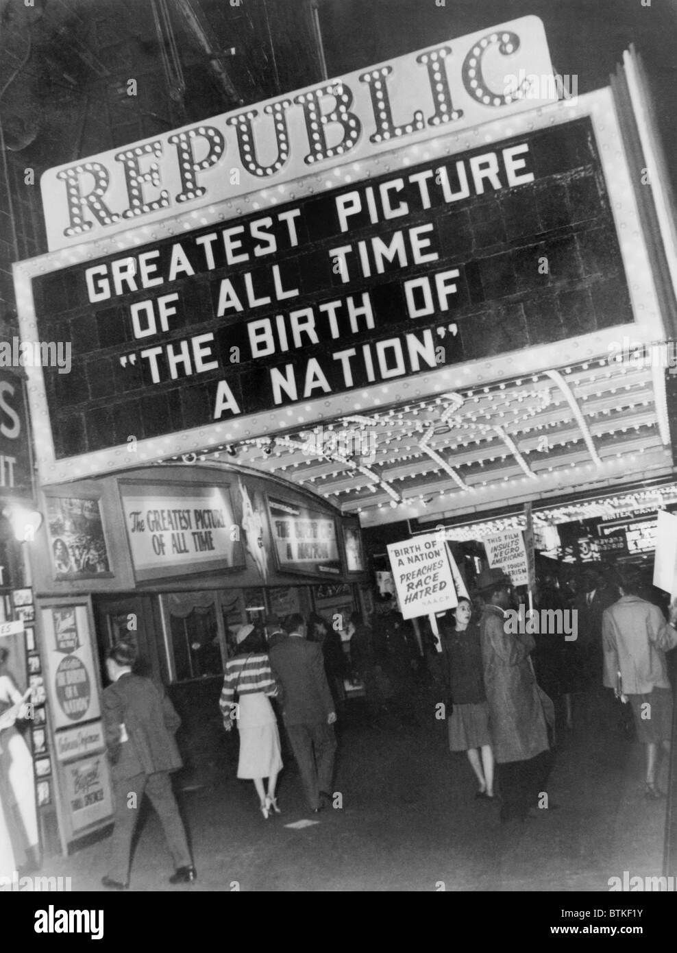 I membri NAACP picchetti al di fuori della Repubblica Theatre di New York City, nel 1947 per protestare contro la schermatura del vecchio film muto, la nascita di una nazione, 1915. Foto Stock