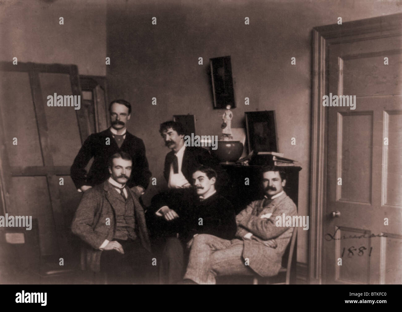 Gruppo in James McNeill Whistler's London studio fotografato nel 1881: da sinistra) Julian e Waldo Story, Whistler, Frank miglia, Foto Stock