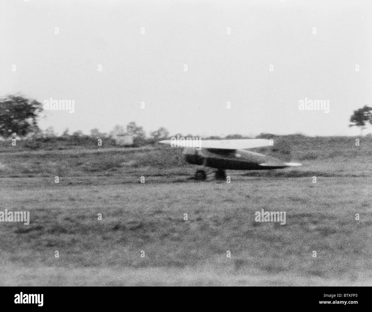 Amelia Earhart (1897-1937), tenuto spento, in Lockheed Vega piano, dal campo di Wheeler, Honolulu, in fuga solitaria a Oakland, la California il 11 gennaio 1935. Lei è stato il primo a completare un volo solo di questo percorso che è maggiore rispetto alla distanza dagli Stati Uniti all'Europa. Foto Stock