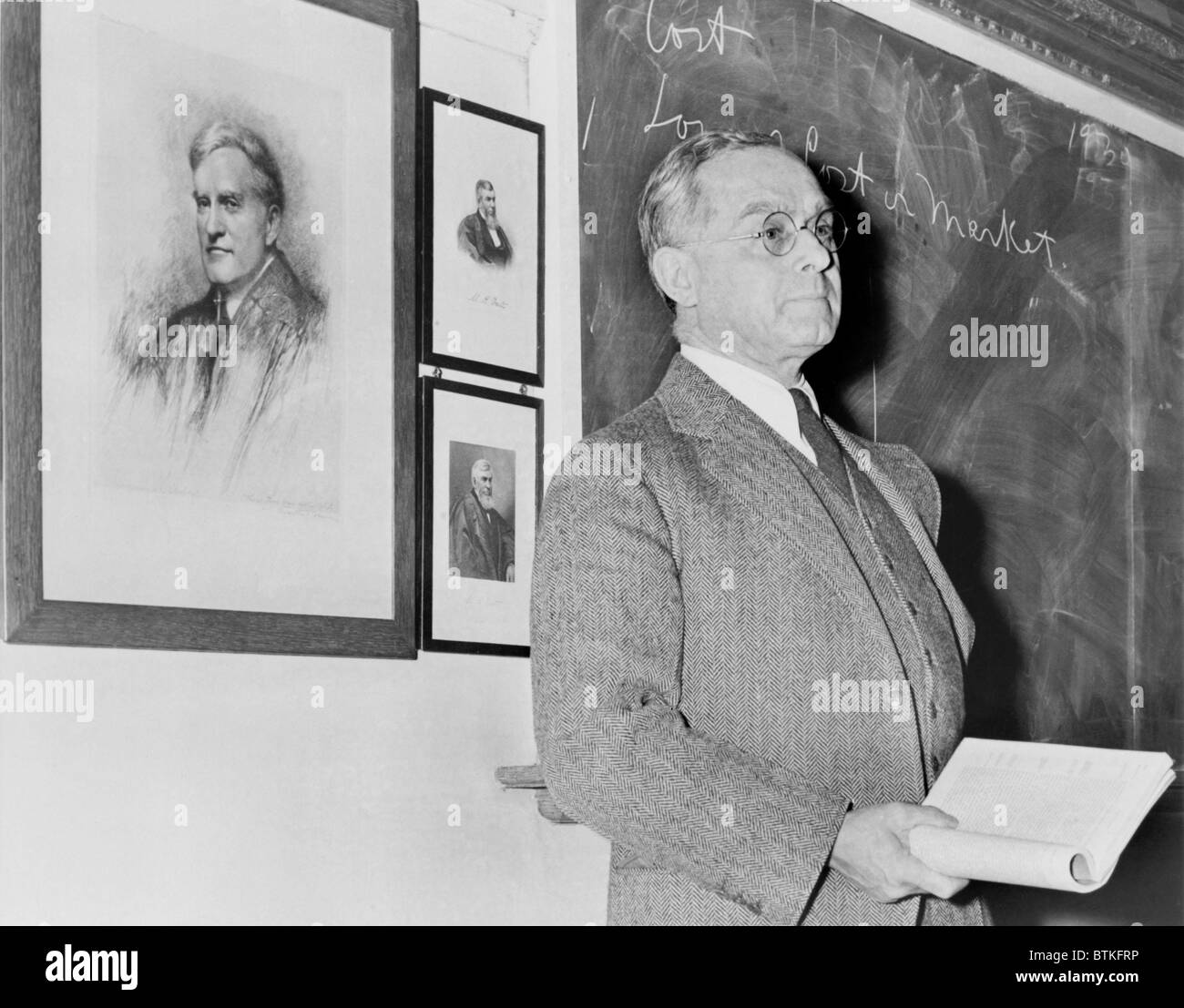 Felix Frankfurter (1882-1965), in piedi in aula di Harvard nel 1939, anno egli diventa un socio di giustizia la suprema Foto Stock