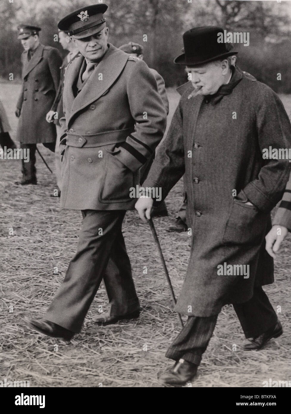 Generale Dwight Eisenhower, e il Primo Ministro Winston Churchill ispezionare un aliante degli Stati Uniti e di invasione paratroop dimostrazione prima del D-Day invasione della Normandia nel 1944. Foto Stock