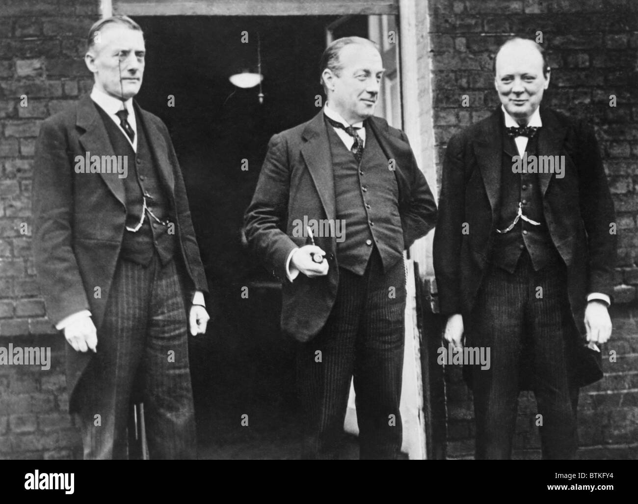 Partito conservatore britannico leader nel 1925. Da sinistra, Austen Chamberlain, ministro degli Esteri; Premier Stanley Baldwin; e Sir Winston Churchill, il Cancelliere dello Scacchiere. Foto Stock