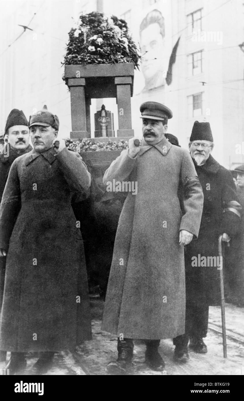 Leader sovietico trasportare ceneri di Sergey Kirov, il cui assassinio nel 1934 segnò l inizio della di Stalin purghe. Kirov la popolarità di Stalin minacciato che è sospettato di ordinazione di omicidio. Da destra a sinistra: V.M. Molotov, Veroshilov, Joseph Stalin e Kalinin. Foto Stock