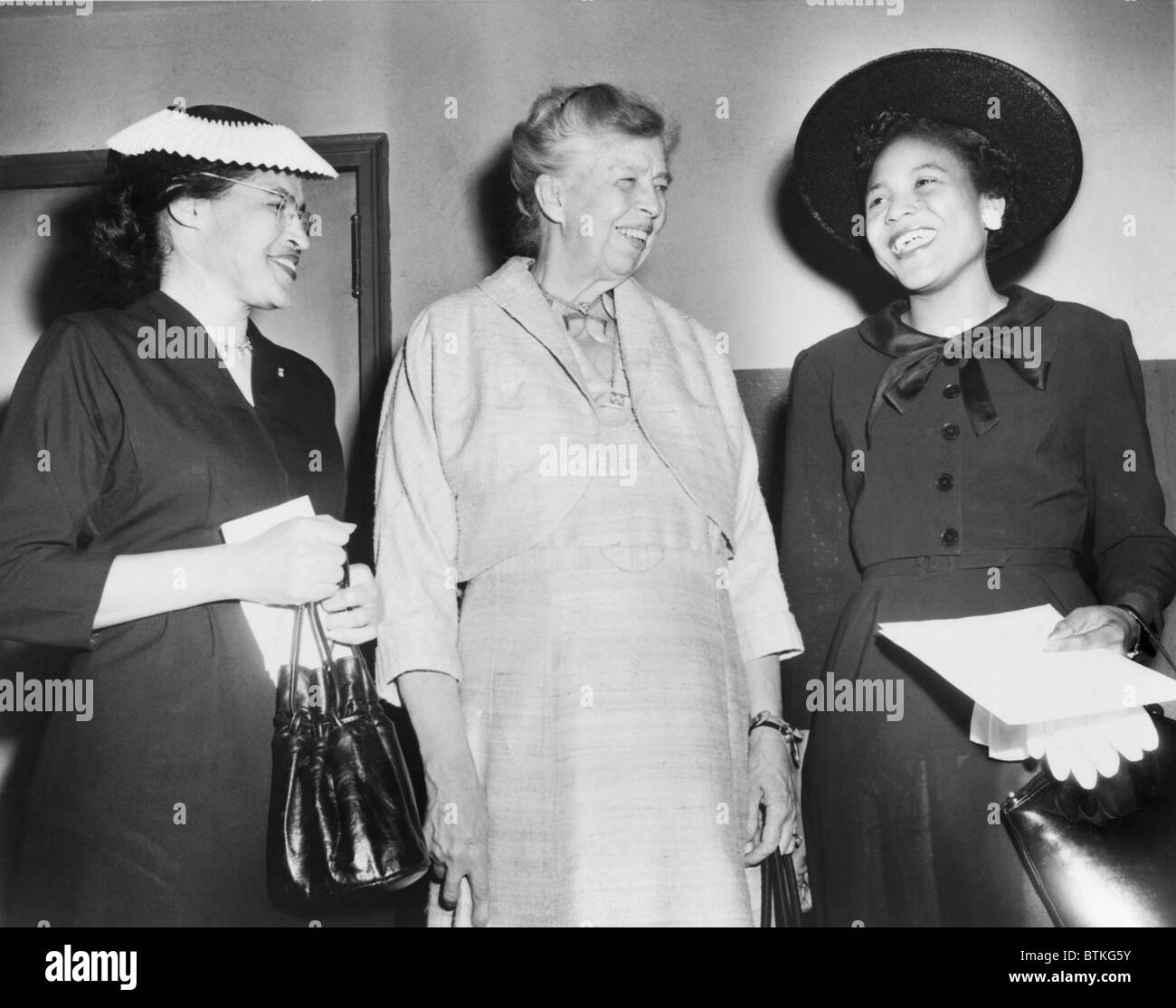 Eleanor Roosevelt, con due americano africano degli attivisti per i diritti civili, Autherine Lucy, il primo studente nero a frequentare le università di Alabama e Rosa Parks (sinistra). Essi partecipavano i diritti civili dei rally al Madison Square Garden di New York City nel 1956. Foto Stock