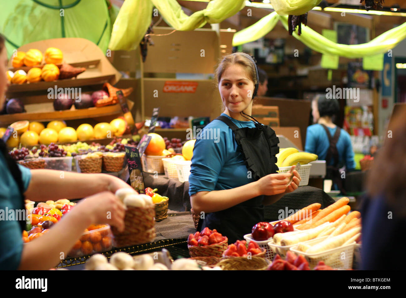 Bella ragazza Amish che vendono i prodotti locali a San Jacobs mercato degli agricoltori in Ontario Canada Foto Stock