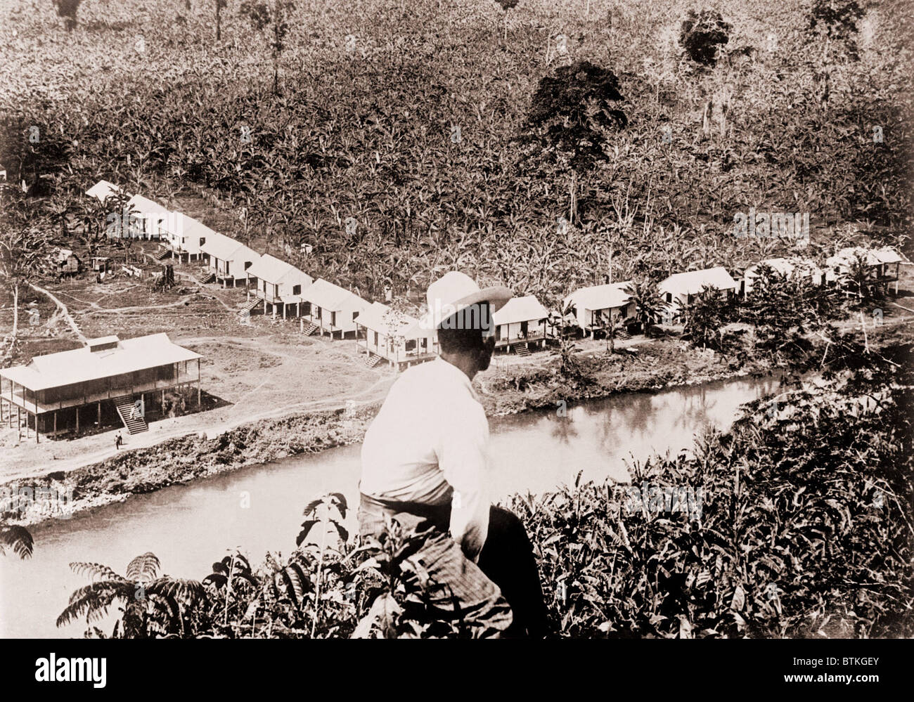 Costa Rican piantagione di banane ha una tradizionale casa grande e piccolo del lavoratore trimestri. Ca. 1910. Foto Stock