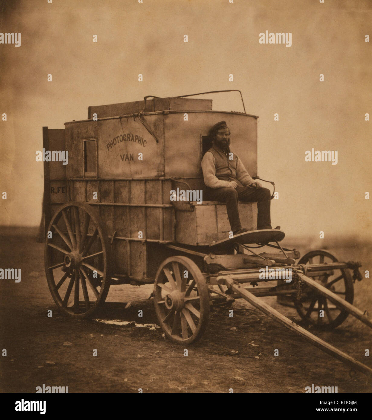 Roger Fenton (1819-1869), fotografo inglese, ha lavorato dal suo portatile "Photographic Van' durante la Guerra di Crimea. L'uomo su van non è Fenton, ma il suo associare Marcus Sparling. 1855. Foto Stock