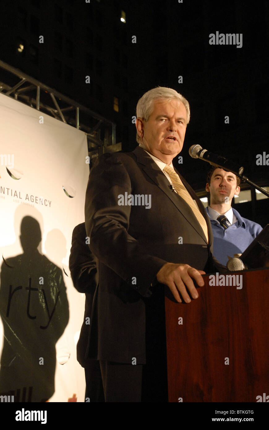 Ex Speaker della casa Newt Gingrich parla con un tax Day Tea Party protesta. Foto Stock