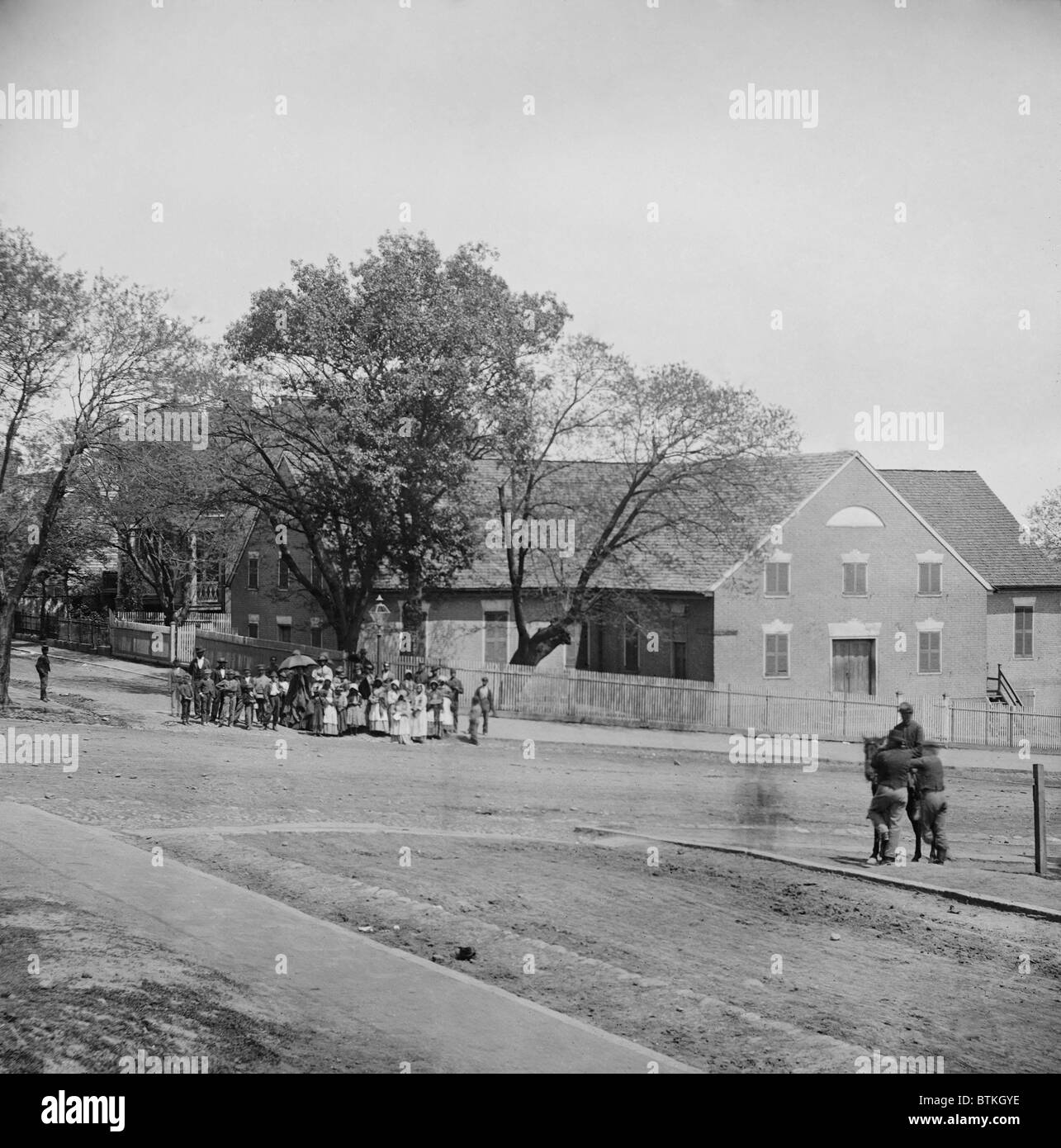 Americani africani in piedi nella parte anteriore della prima Chiesa africana su Broad Street nel centro di Richmond, Virginia, dopo che la città fu occupata presi dai soldati dell'Unione nel 1865. Anche durante la schiavitù era, alcuni libera i neri formati europee e di proprietà di abitazioni, aziende e chiese. Foto Stock