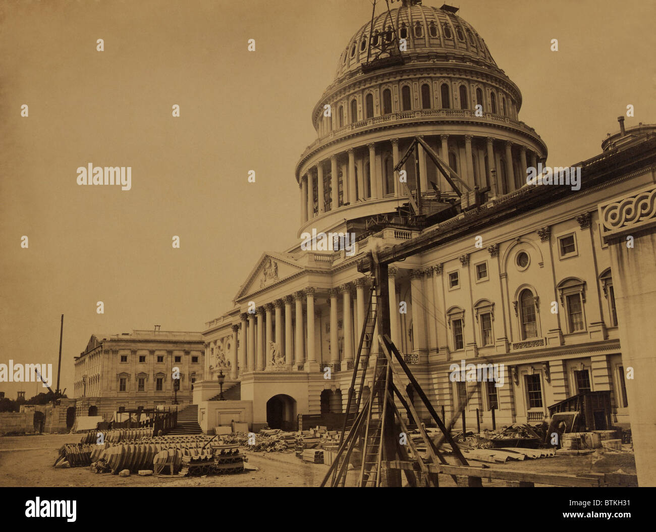 United States Capitol Building in 1863, mostrando la cupola in costruzione. In primo piano sono pre-formate in ghisa rivestimenti metallici per la nuova cupola. Foto di Andrew J. Russell. Foto Stock