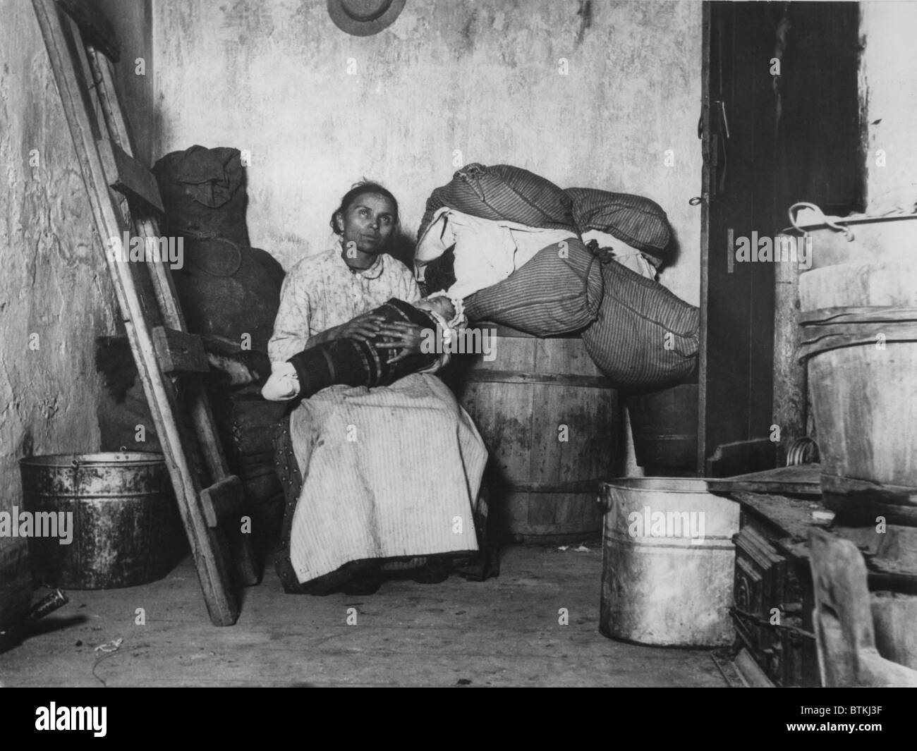 Madre ITALIANA E BABY, una fotografia 1889 da Jacob Riis è stata pubblicata in quanto l'altra metà vive: STUDI TRA I TENEMENTS Foto Stock