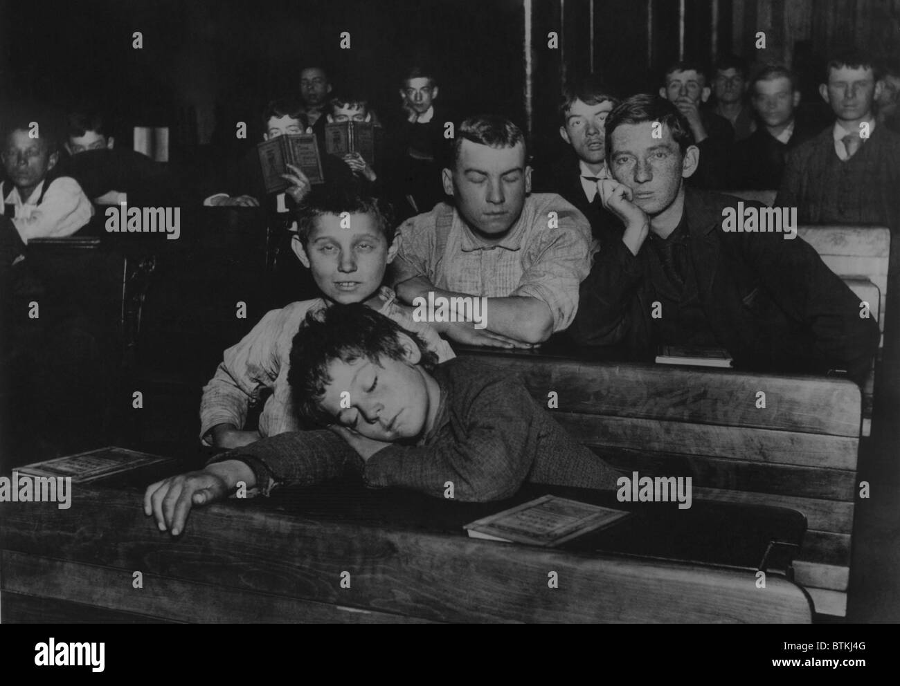 I ragazzi e gli adolescenti frequentano la scuola di notte nella Settima Avenue Lodging House, che era a casa per un paio di centinaia di 'Sstrada arabi", Foto Stock