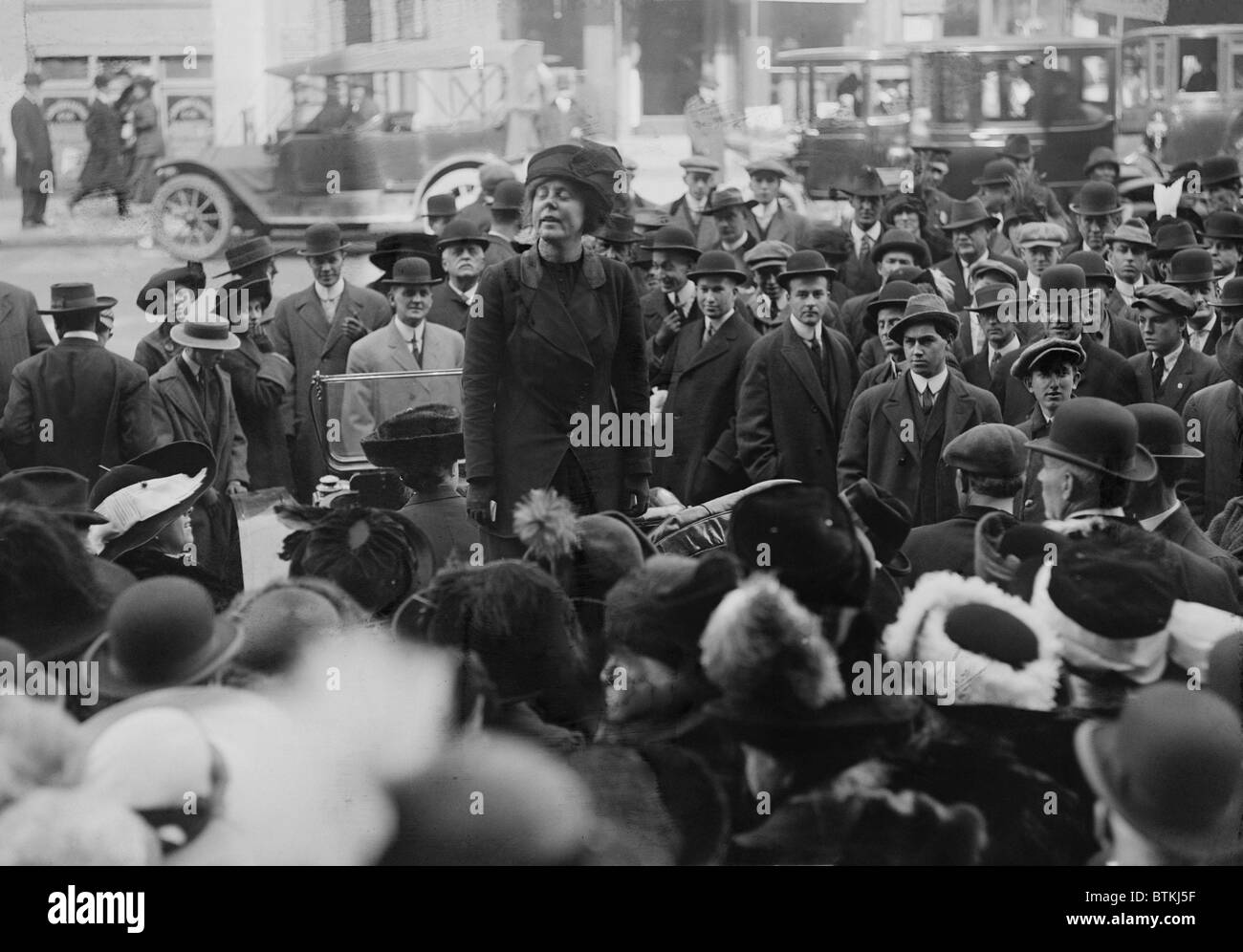 Lucy Burns (1879-1966), American suffragist e sostenitrice dei diritti delle donne che parla ad una folla di uomini in New York City. Ca. 1913. Foto Stock