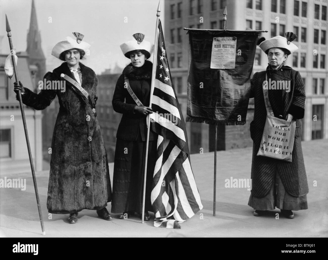 L'escursione a suffragio di 1912 di Manhattan a Albany è stata messa in scena per portare attenzione al problema di il suffragio femminile. Il suo organizzatore, Rosalie Gardiner Jones, pone con altri in NYC per promuovere l'escursione. La foto mostra il suffragio femminile escursionisti Jessie Stubbs, Rosalie generale Jones e il Colonnello Craft Ida. Foto Stock