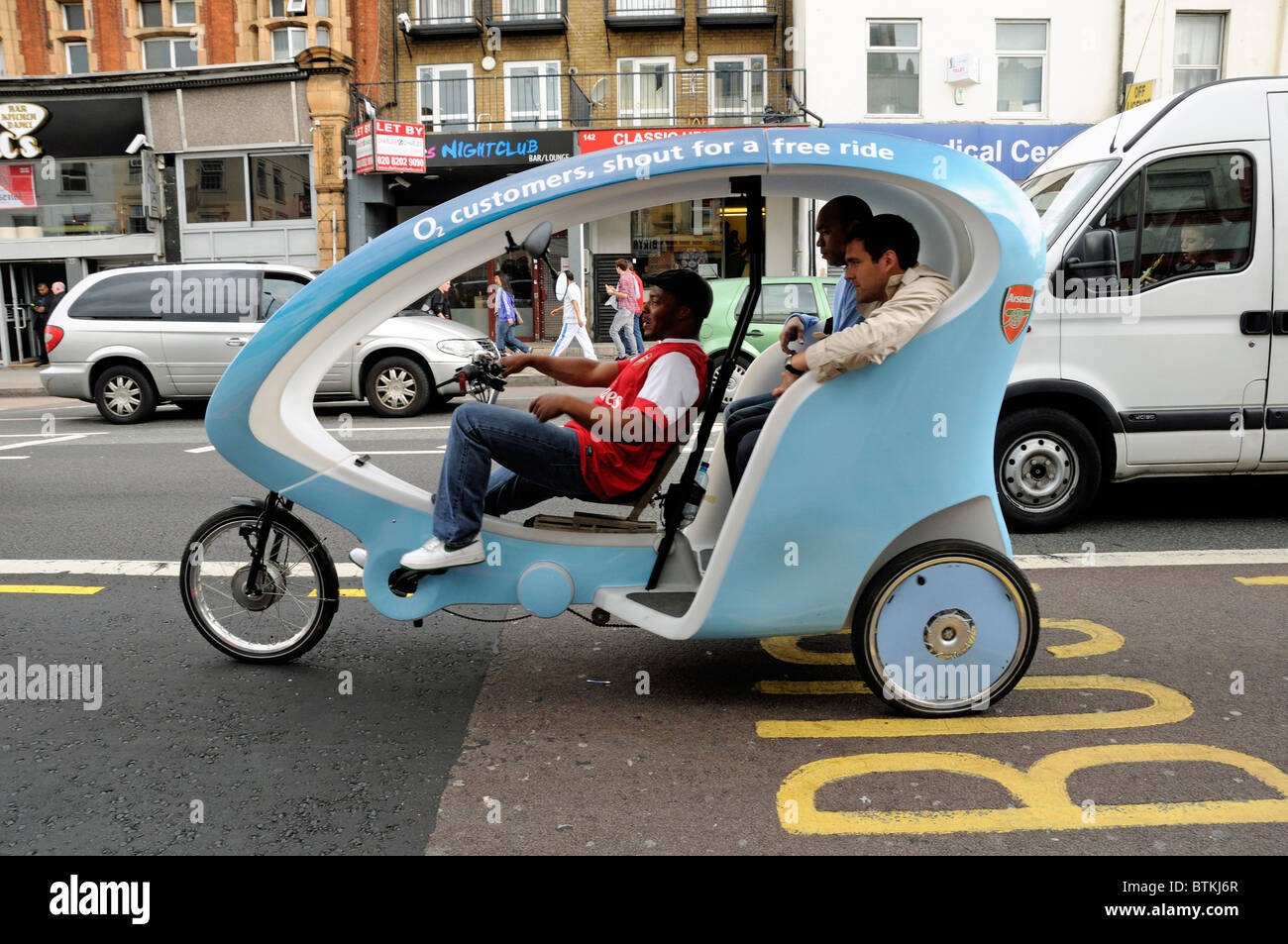 Blue Pedicab o un moderno rickshaw taxi a disposizione gratuita di Q2 i clienti su Arsenal corrispondono a giorni il trasporto quindi all'Emirates Stadium Foto Stock