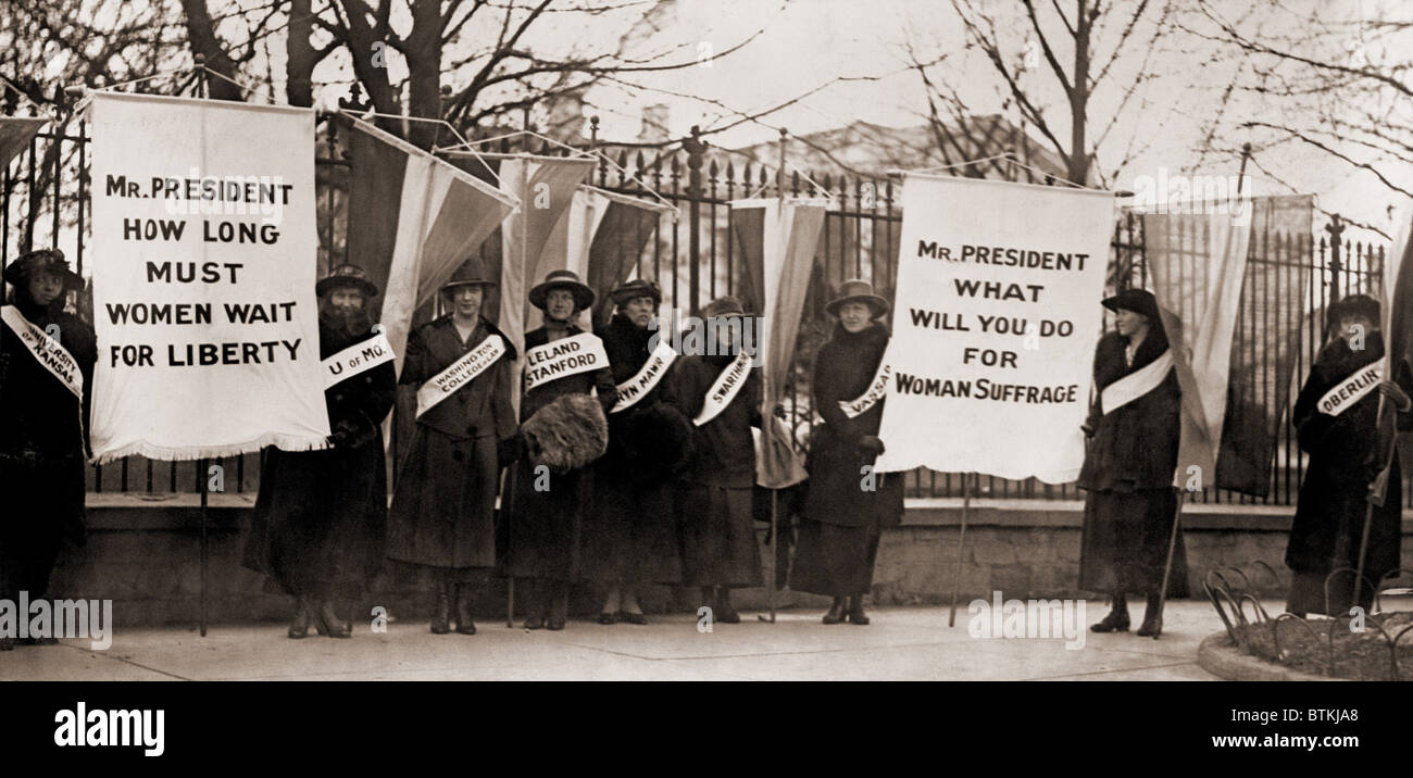 Nazionale Femminile parte dimostrazione dal collegio femminile di fronte alla Casa Bianca in 1918. Il banner di proteste Wilson di fallimento Foto Stock