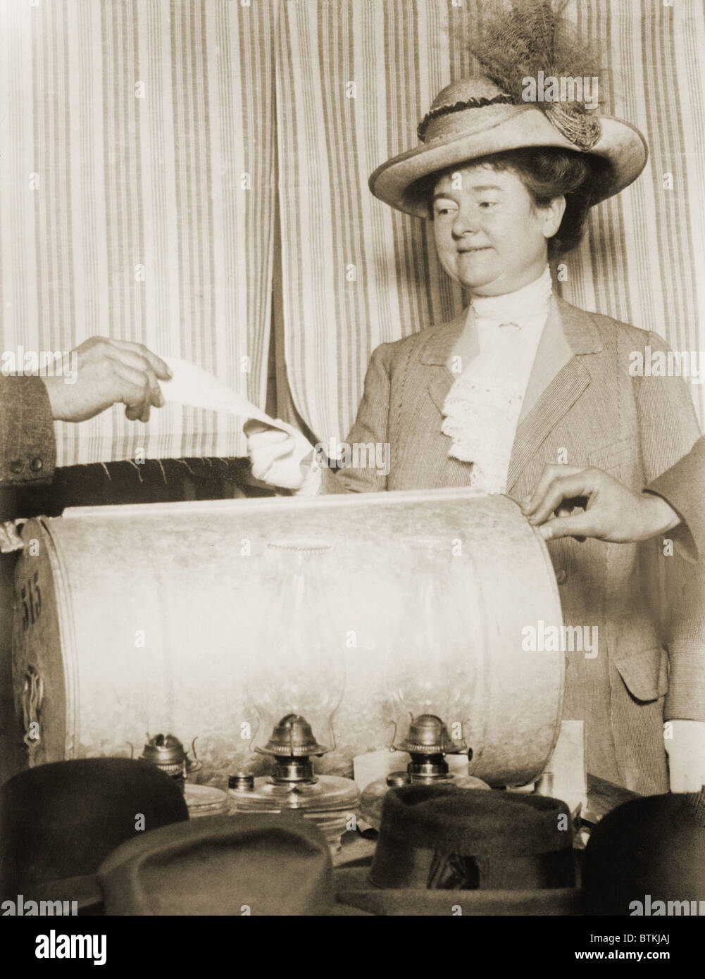 Annie Rolph, moglie di San Francisco mayor James Rolph, votazione nel 1911. Foto Stock