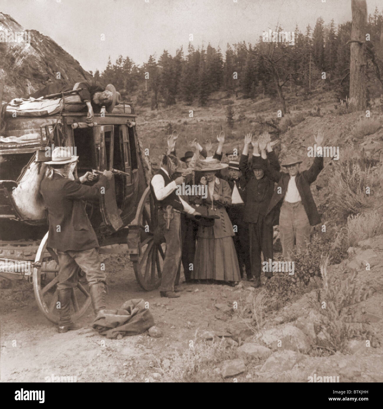 Rievocazione storica di un diligenze rapina da due uomini, chi ha ucciso un uomo che si trova sulla parte superiore del pullman e stanno rubando i passeggeri. 1911 foto di Edward Tangen. Foto Stock