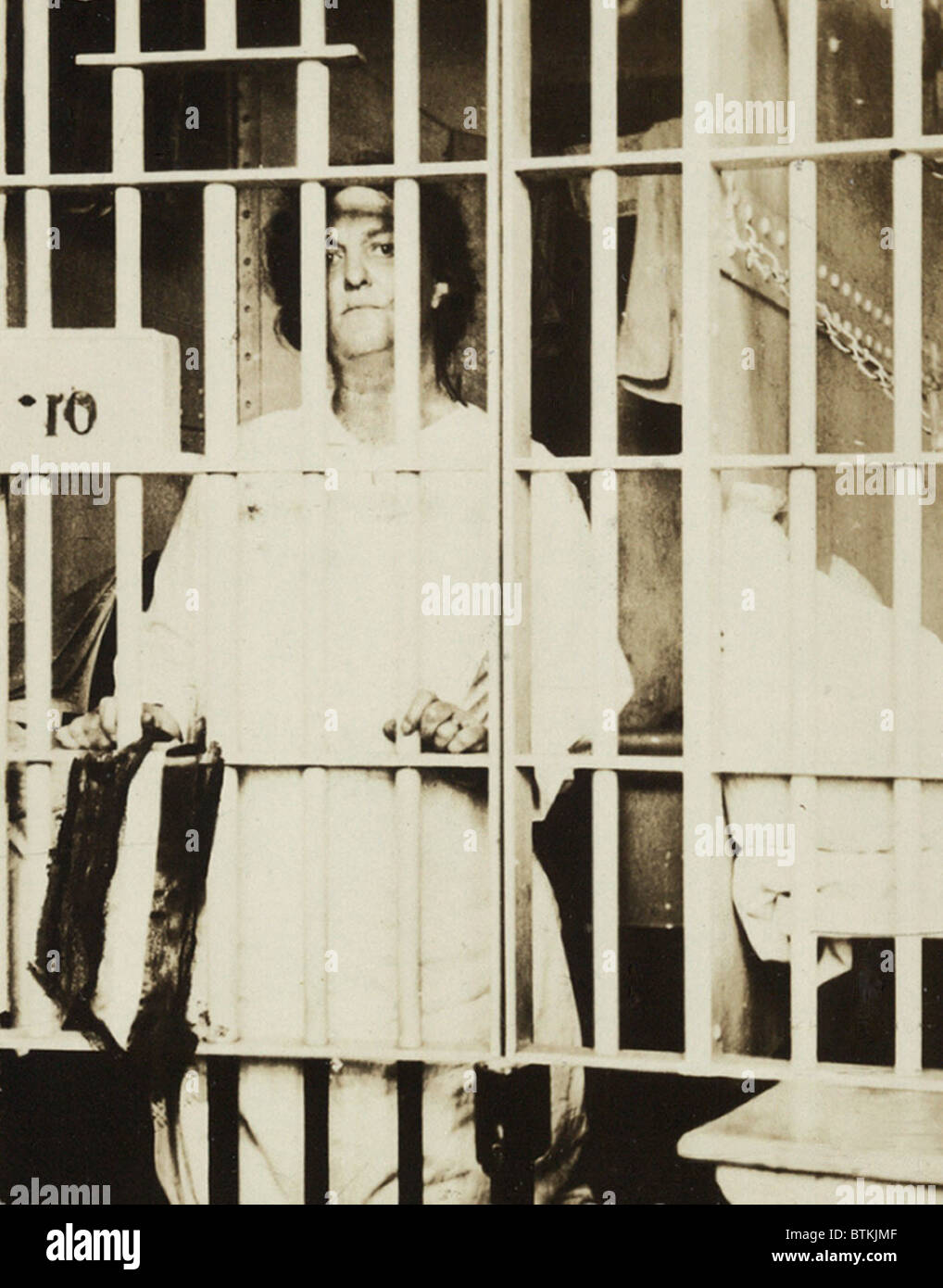 Militante suffragist Helena Hill erbaccia, nella cella di prigione mentre si serve di una tre giorni di pena in carcere in c.c. per la realizzazione banner, "Governi derivano il loro giusto potere dal consenso dei governati' il 4 luglio 1917. Foto Stock