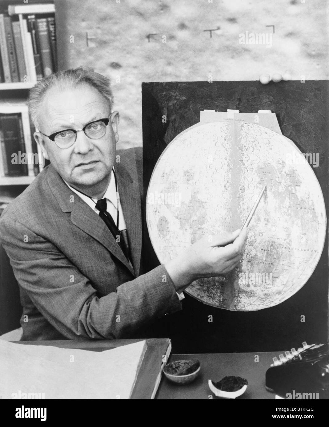 P. Gerard Kuiper (1905 - 1973), Olandese nato astronomo americano, tenendo il puntatore a una mappa della Luna. Egli ha contribuito a individuare siti di atterraggio sulla luna per l'Apollo lo sbarco nel luglio 1969 e missioni successive. Foto Stock