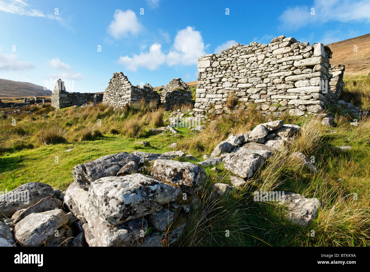 Le rovine del villaggio abbandonato di Slievemore, Achill Island, nella contea di Mayo, Connaught, Irlanda. Foto Stock