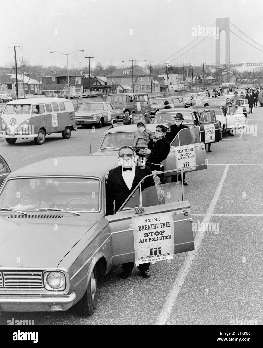 I manifestanti di 'operazione respiro libero' indossare maschere chirurgiche come entrano le loro auto a South Beach, Staten Island. 1967. Foto Stock