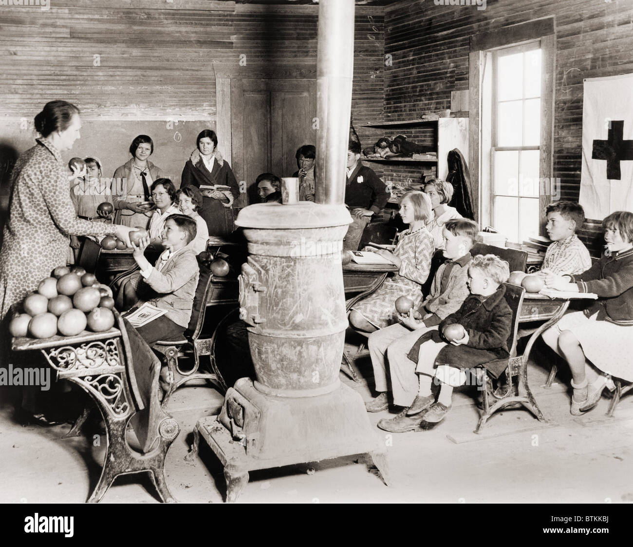 Gli studenti di una scuola di camera vicino a Girasole, Mississippi ricevere pompelmo dalla Croce Rossa di rilievo di disastro durante il 1930-31 siccità che ha devastato le regioni agricole. Foto di Lewis Hine. Foto Stock