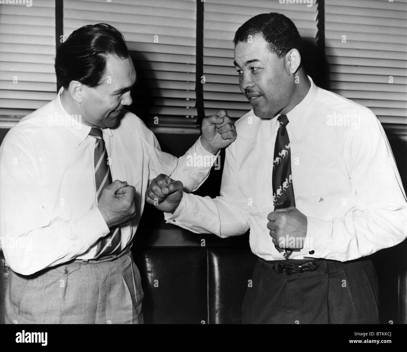 Joe Louis e Max Schmeling mock box con ogni altro mentre indossa camicie bianche e cravatte, Chicago. Essi sono stati iconico rivali negli anni trenta, ma ha formato una forte amicizia negli anni del secondo dopoguerra. Foto Stock