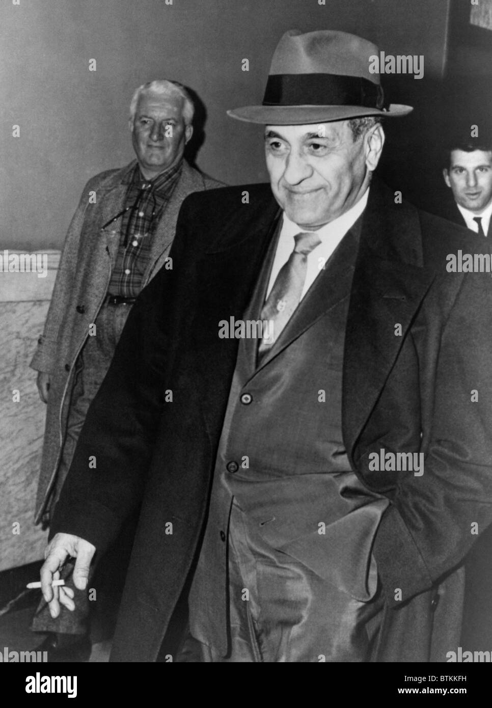 Tony Accardo, successore di Al Capone come boss della mafia di Chicago, lasciando Edificio Federale a Chicago dopo la sua condanna per evasione fiscale. Nonostante la convinzione, Accardo mai trascorso un giorno in carcere. Nov. 11, 1960. Foto Stock