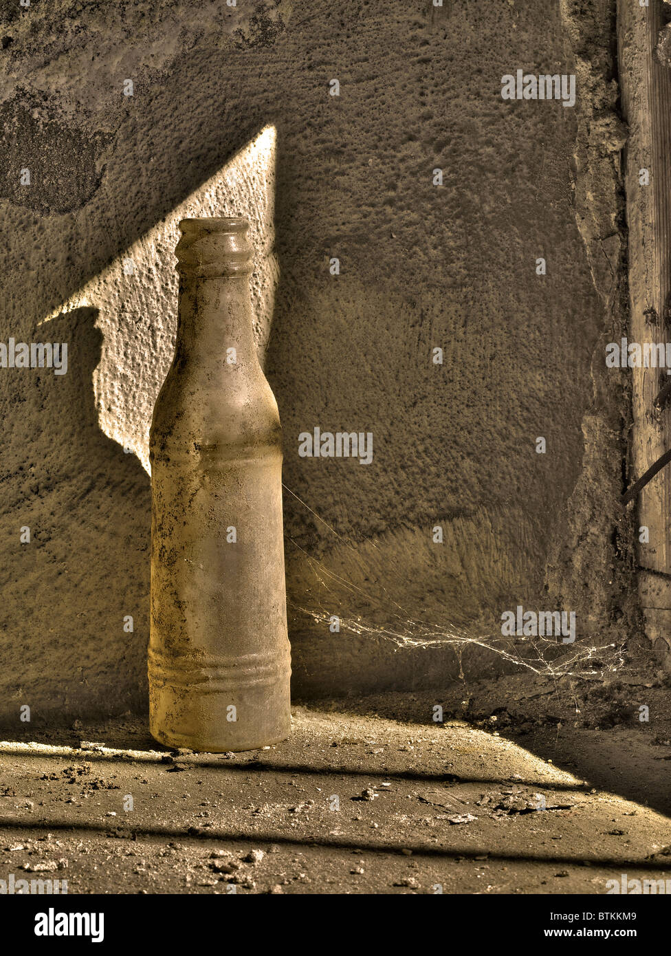 Polveroso vecchia bottiglia sporca con ragnatele Foto Stock