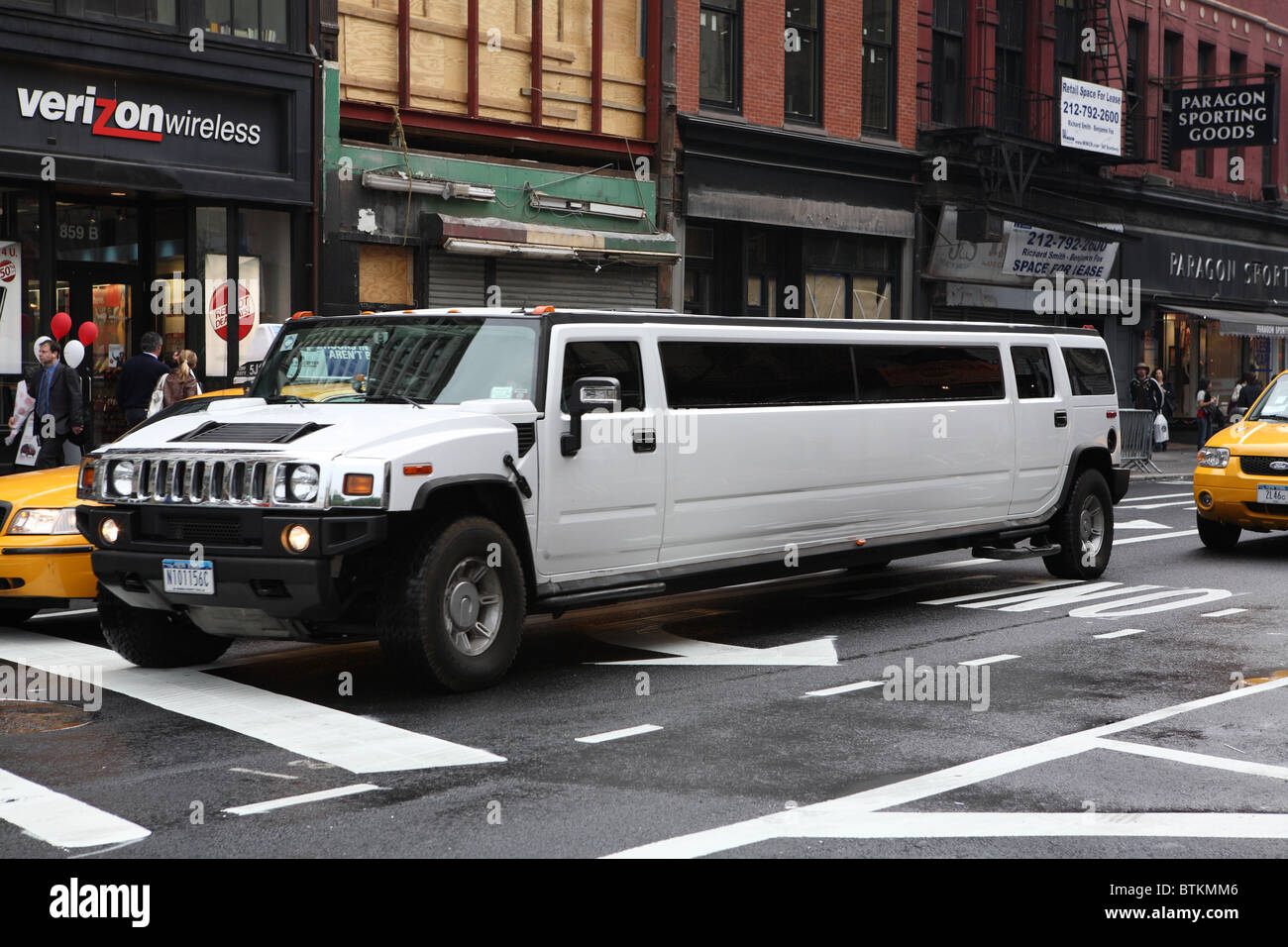 Una limousine stretch in Street, New York City, Stati Uniti d'America Foto Stock