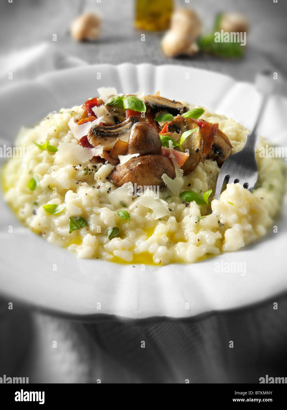 Risotto classico selvaggio con funghi porcini e pancetta Foto Stock