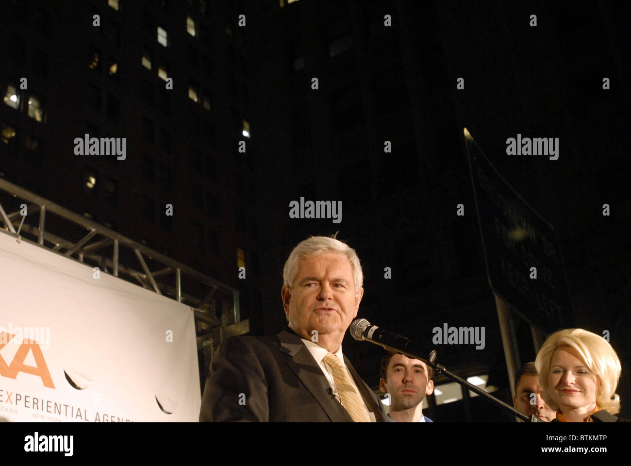 Ex Speaker della casa Newt Gingrich parla con un tax Day Tea Party protesta. Foto Stock