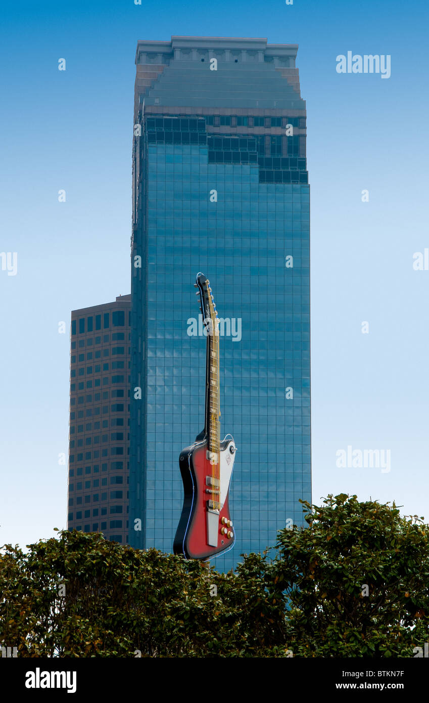 Il 35-piede replica del Stevie Ray Vaughan Gibson Firebird guitar all'Hard Rock Cafe a Houston, Texas, Stati Uniti d'America Foto Stock