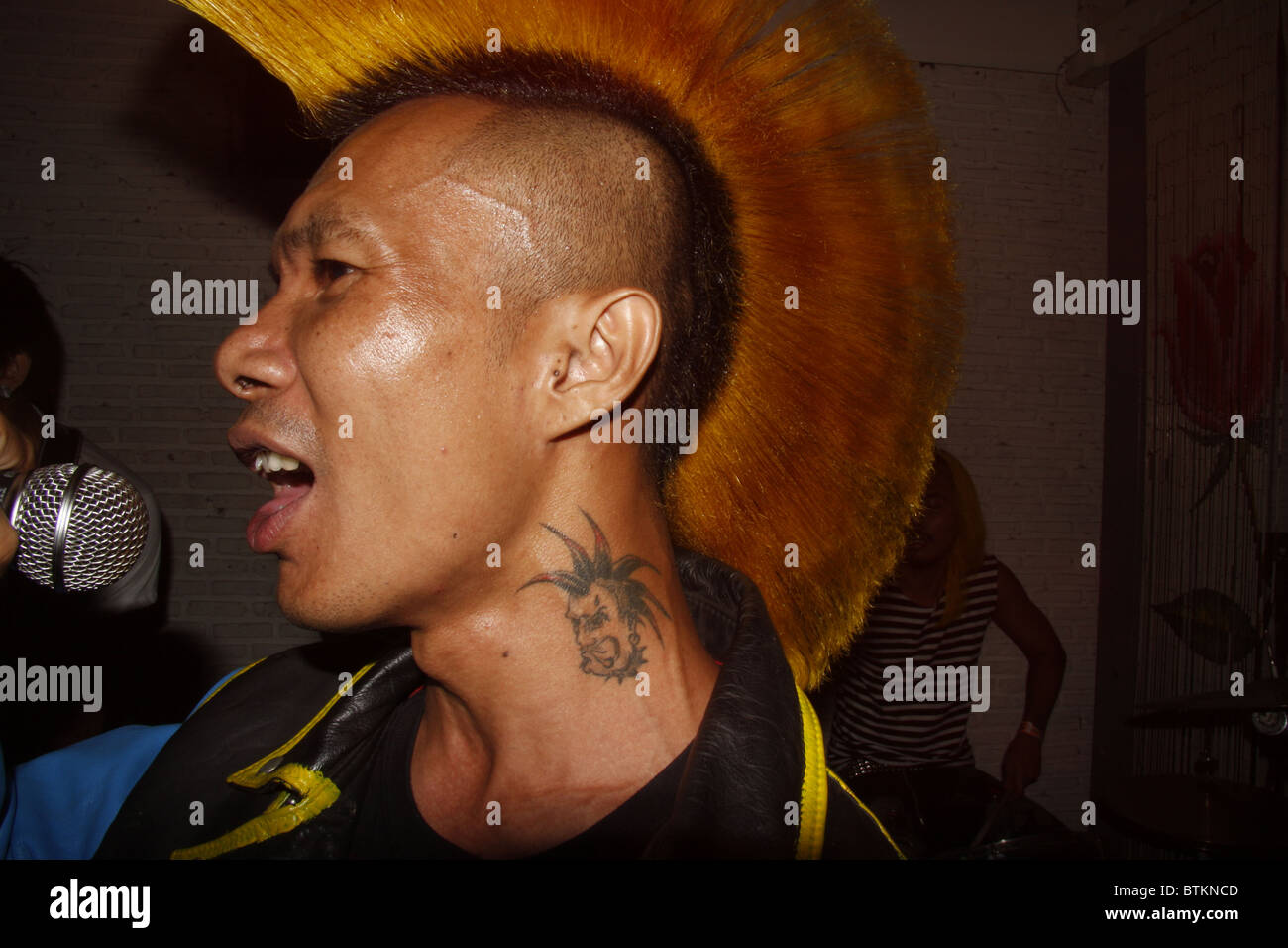 Il cantante dei tutti Dirtys, un Thai punk band, eseguendo a Bangkok, in Thailandia Foto Stock