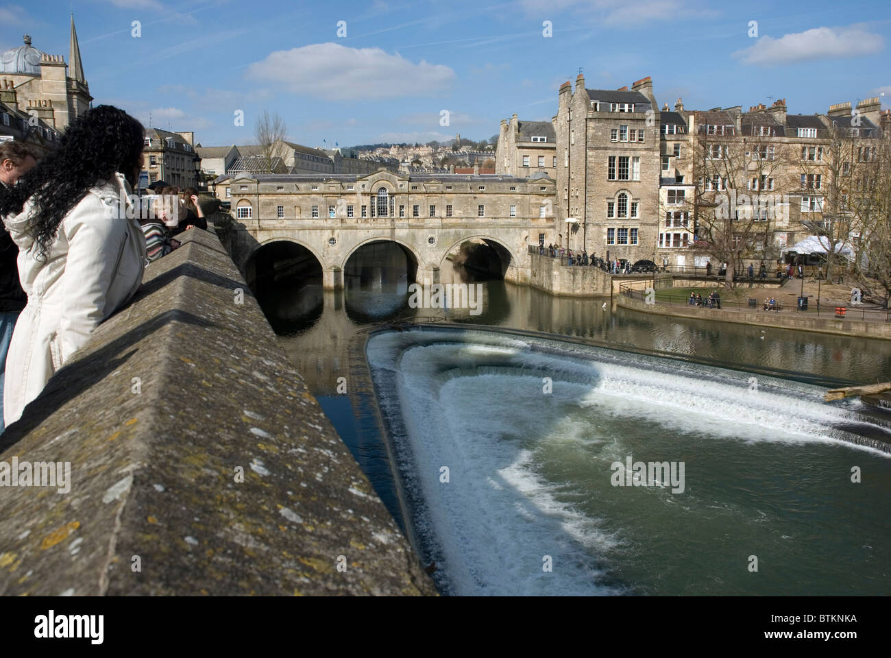 Puteney bridge e il fiume Avon terrapieno nella città di Bath Foto Stock