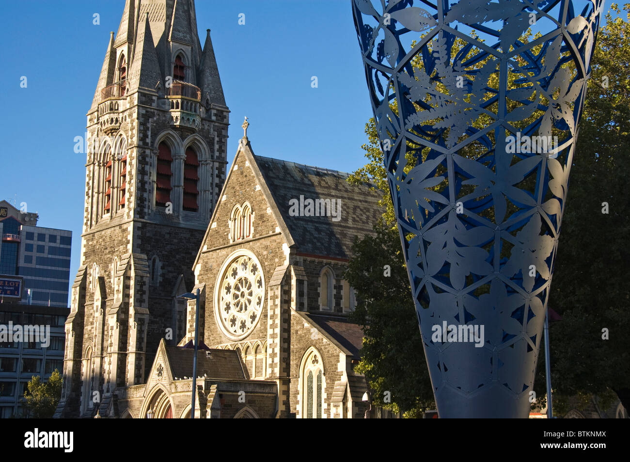 'Isola Sud della Nuova Zelanda Christchurch Cathedral 1881 & Metal calice scultura Foto Stock